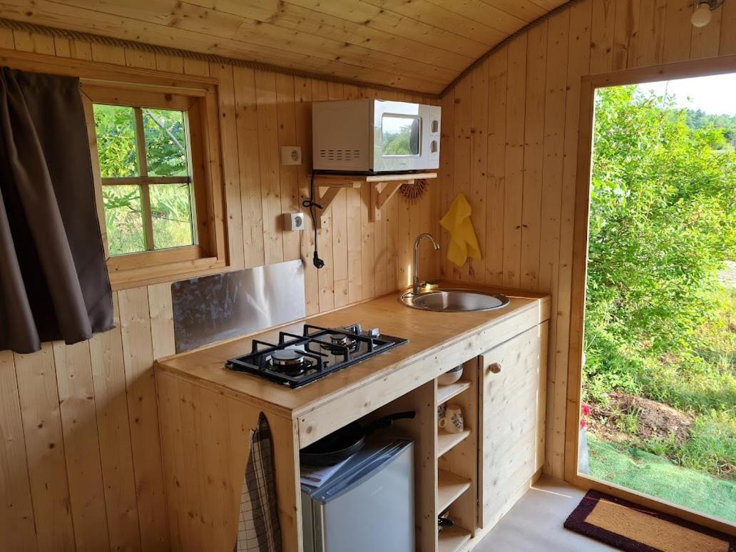 Les Roulottes Du Pilat Hotel Maclas Buitenkant foto